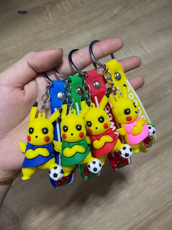Móc Khoá Hình Thú Pikachu Đá Banh Dễ Thương Thời Trang