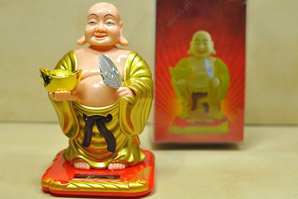 Phật Di Lặc Cầm Thỏi Vàng Vẫy Quạt Năng Lượng Mặt Trời