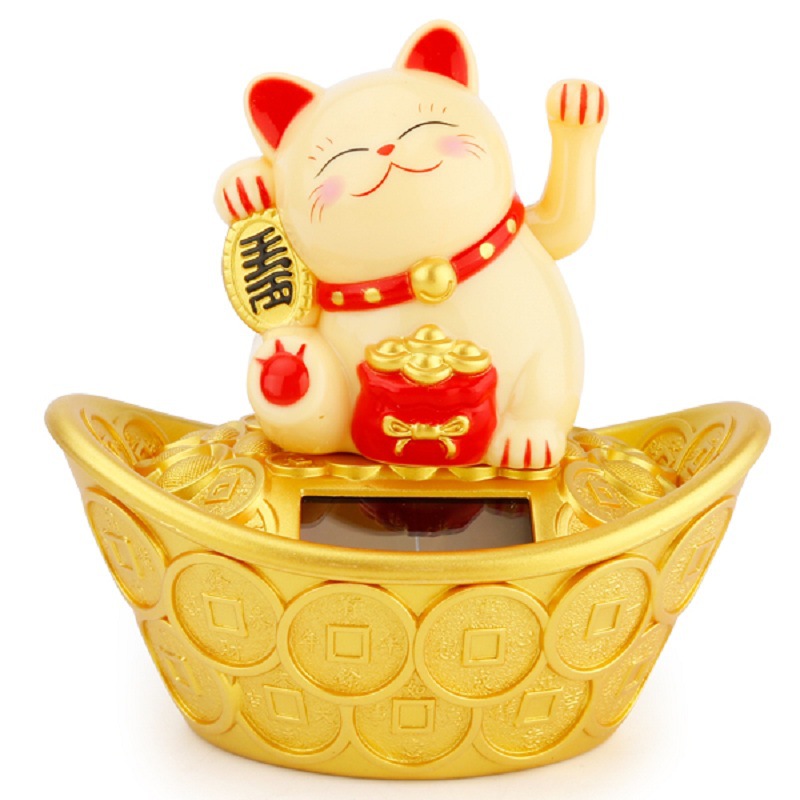 Chú Mèo May Mắn Ngồi Trên Thỏi Vàng