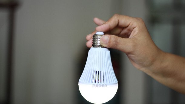 Bóng Đèn Led Cảm Ứng Phát Sáng 12W Cầm Tay Tự  Phát Sáng Tiện Dụng